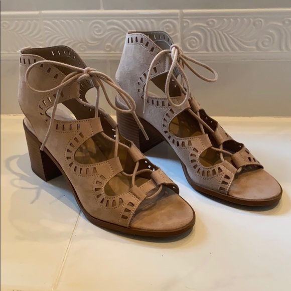 Mossimo tan sandals with heel - Picture 1 of 1